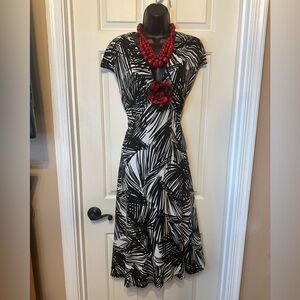 D23 Elegant Black and White Patterned Dress size 14. Stretchy fabric, beautiful.